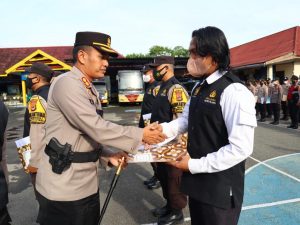 Kapolres Palopo Muh. Yusuf Usman Memberikan Rewards Pada Anggota Yang Berprestasi