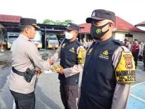 Kapolres Palopo Muh. Yusuf Usman Memberikan Rewards Pada Anggota Yang Berprestasi