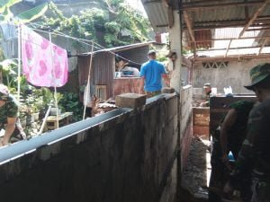 Pasiter Kodim 1408/MKS Mengunjungi dan Membantu Membongkar Rumah Warga Yg Mendapatkan Bantuan Bedah Rumah