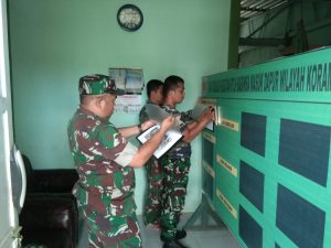 Pasiter Kodim 1408/MKS Mengunjungi dan Membantu Membongkar Rumah Warga Yg Mendapatkan Bantuan Bedah Rumah