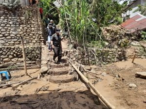 Dengan Sigap Pangdam Hasanuddin Terjunkan Prajuritnya Atasi Longsor Di Jalan Poros Malino | NEWS TV Dengan Sigap Pangdam Hasanuddin Terjunkan Prajuritnya Atasi Longsor Di Jalan Poros Malino | NEWS TV