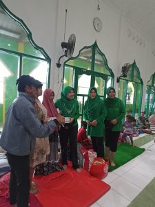 Ny, Nurman Syahreda Terketuk Hatinya Melaksanakan Jum’at Berkah, Dan Berbagi Pada Pekerja Bedah Rumah, Serta Dilokasi Banjir, Kec ManggalaNews TVRAGAM