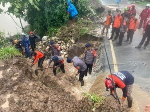 TIM SAR BRIMOB SULSEL DITURUNKAN BANTU CARI KORBAN LONGSOR DI MAROS | NEWS TV