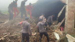 TIM SAR BRIMOB SULSEL DITURUNKAN BANTU CARI KORBAN LONGSOR DI MAROS | NEWS TV