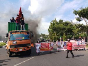 Aksi Unras gabungan aliansi Badan Investasi Nasional dan Gebmar di RS Siloam Kota Makassar | NEWS TV