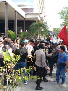 Aksi Unras gabungan aliansi Badan Investasi Nasional dan Gebmar di RS Siloam Kota Makassar | NEWS TV