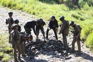 Satgas Mobile Raider 300 Siliwangi dan Satgas Damai Cartenz beserta Seluruh Apkam di Ilaga Perbaiki Jalan di Desa Kimak, Ilaga Papua | NEWS TV Satgas Mobile Raider 300 Siliwangi dan Satgas Damai Cartenz beserta Seluruh Apkam di Ilaga Perbaiki Jalan di Desa Kimak, Ilaga Papua | NEWS TV