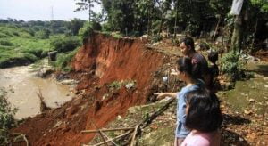 Kapolsek Pronojiwo Iptu Wahono Mengatakan, Kejadian Longsor yang Menyebabkan Satu Keluarga Tewas | NEWS TV