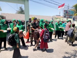 Kepedulian yang tinggi Koramil 02 Tallo Kodim 1408/Mks , Laksanakan Jumat berkah & membagikan makanan siap saji kepada warga Libatkan Persi | NEWS TV