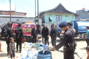 DAMPAK EL NINO DI KOTA MAKASSSAR, BRIMOB SULSEL DAN PDAM KOTA MAKASSAR KOLABORASI SALURKAN AIR BERSIH KE MASYARAKAT | NEWS TV