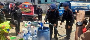 DAMPAK EL NINO DI KOTA MAKASSSAR, BRIMOB SULSEL DAN PDAM KOTA MAKASSAR KOLABORASI SALURKAN AIR BERSIH KE MASYARAKAT | NEWS TV