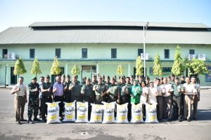 Tingkatkan moril dan semangat anggota, Dandim 1408/Mks bagikan sembako kepada seluruh anggota | NEWS TV
